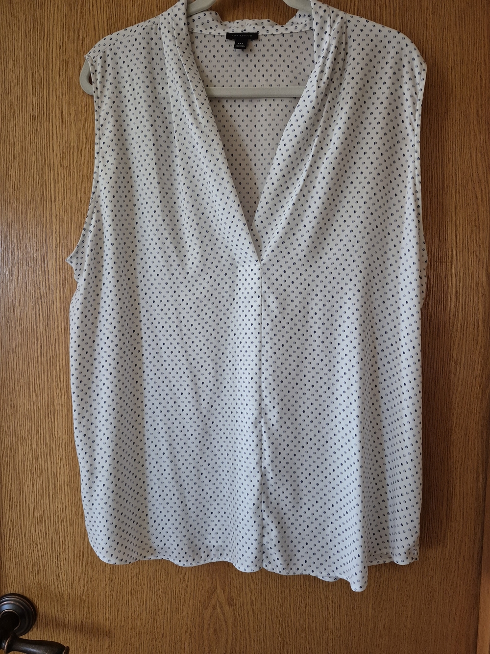 Ann Taylor Sleeveless V-Neck Blouse - White with Light And Dark Blue Pattern